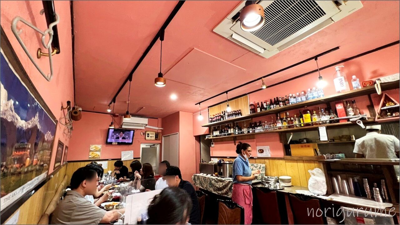 ナマステ上野キッチンの店内は活気の溢れる良い雰囲気のお店【ナン&カレーランチ食べ放題レビュー･口コミ･感想】