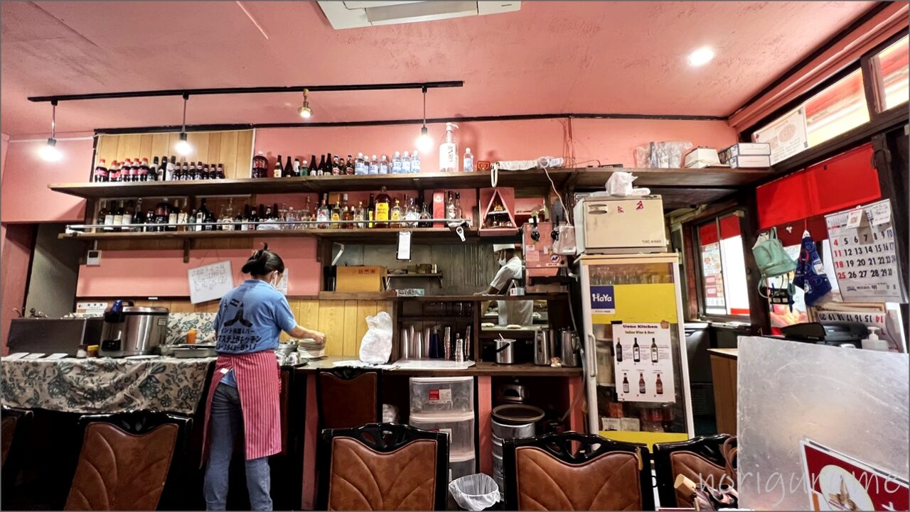 ナマステ上野キッチンの店内は活気の溢れる良い雰囲気のお店【ナン&カレーランチ食べ放題レビュー･口コミ･感想】