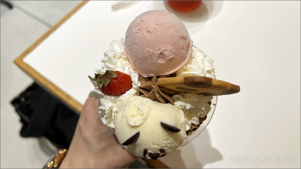 上野 BLUE LEAF CAFE(ブルーリーフカフェ)の赤パンダパフェ（ミックスベリー）【アメ横レビュー･口コミ･感想】