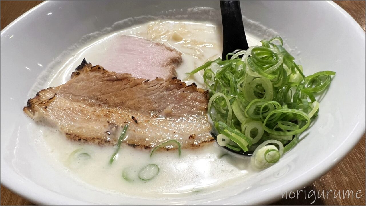 上板橋「らあめん こそっと」の鶏白湯ラーメンが大人気でオススメ。ミニちゃーしゅー丼がお肉ゴロゴロで美味しい！