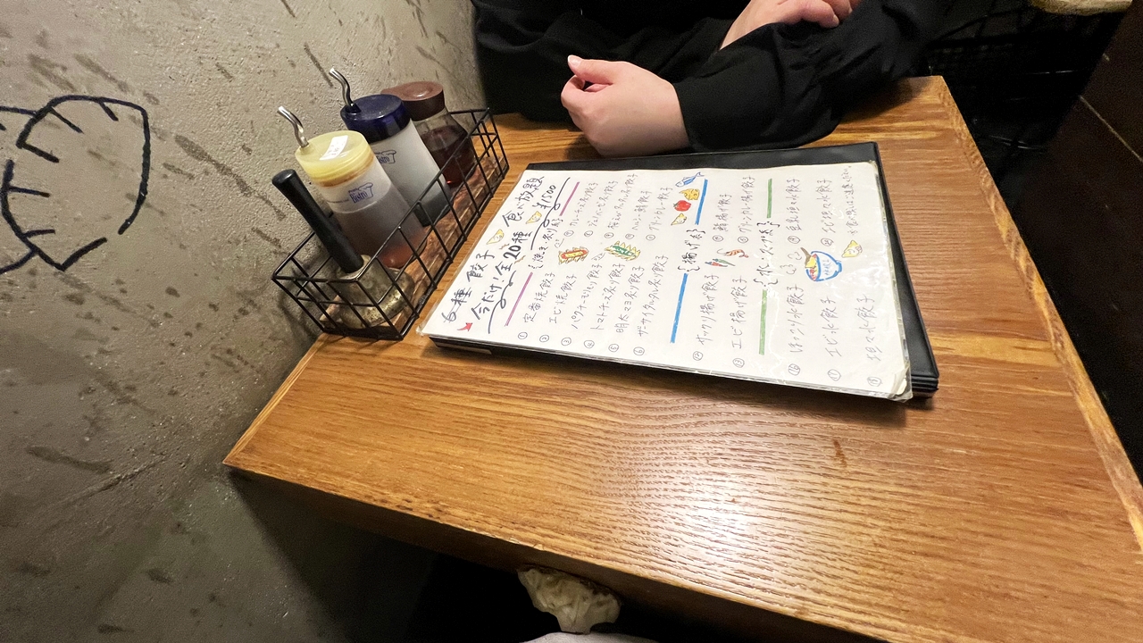 東京餃子 あかり 飯田橋のテーブル席