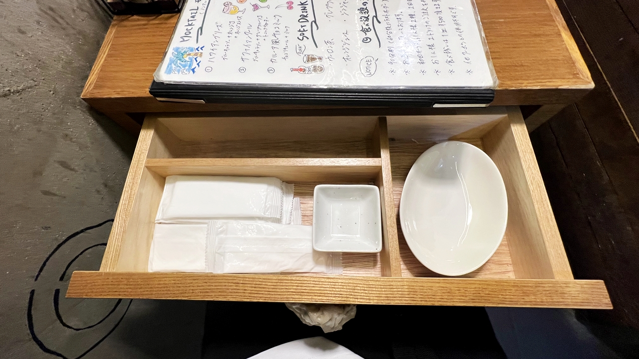 東京餃子 あかり 飯田橋のテーブル席