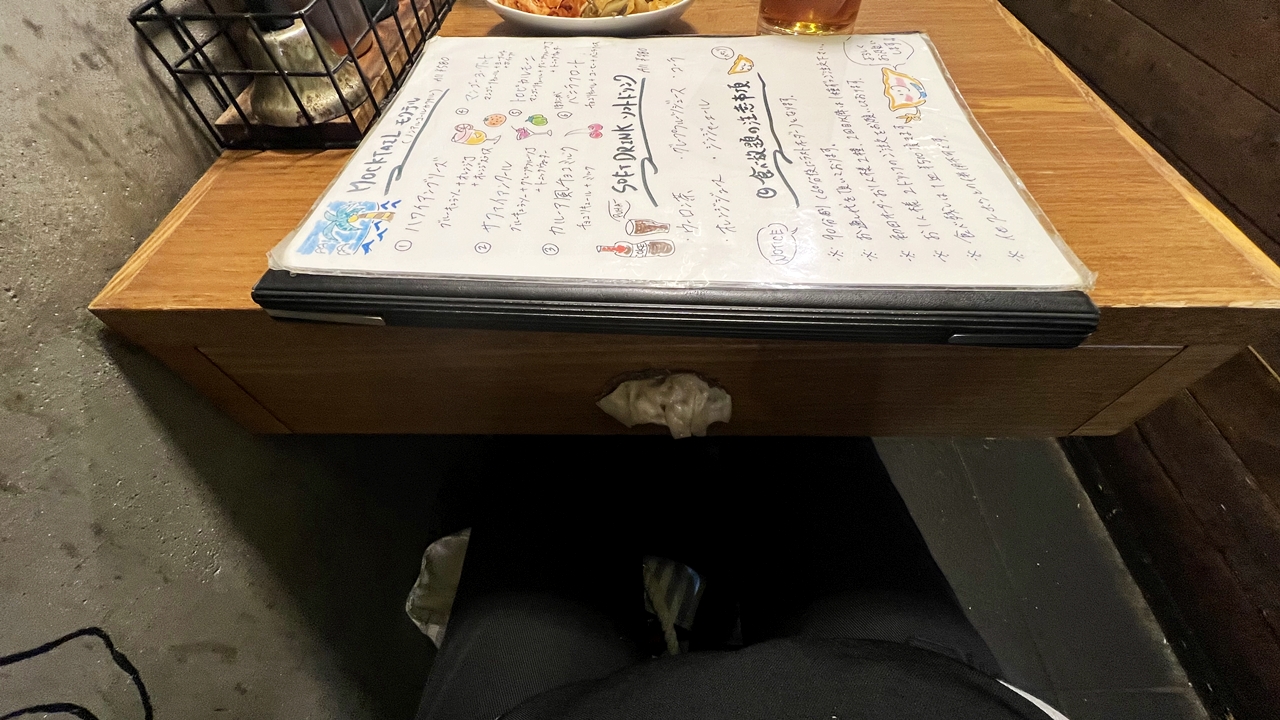 東京餃子 あかり 飯田橋のテーブル席