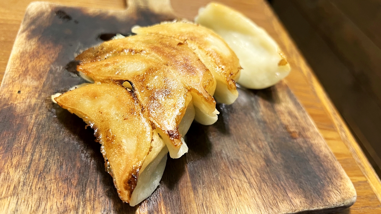 東京餃子 あかり 飯田橋の定番焼餃子 (食べ放題コース)