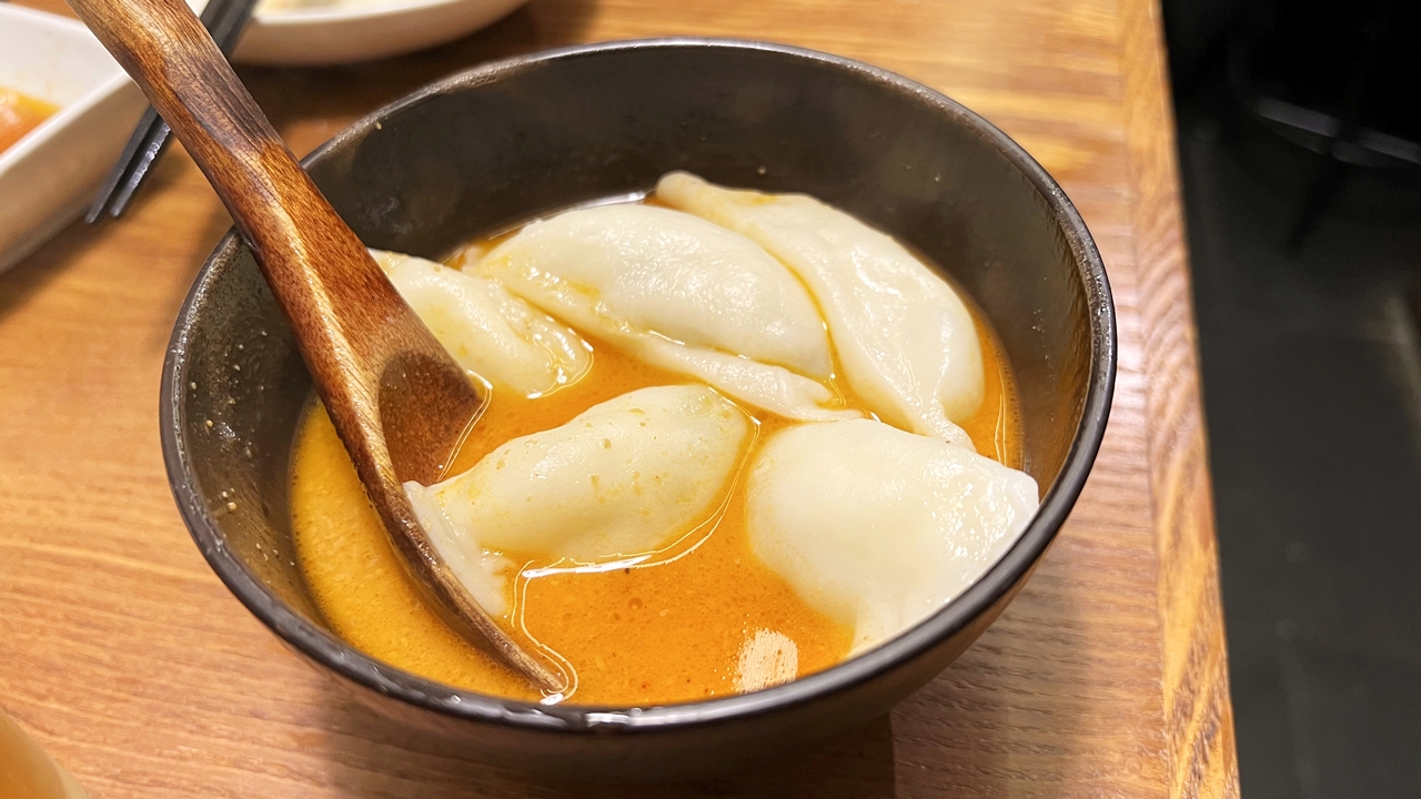 東京餃子 あかり 飯田橋の海老坦々水餃子(食べ放題コース)